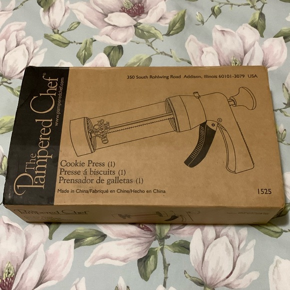 Pampered chef cookie press. Never been used. Includes 16 discs. - Picture 1 of 3